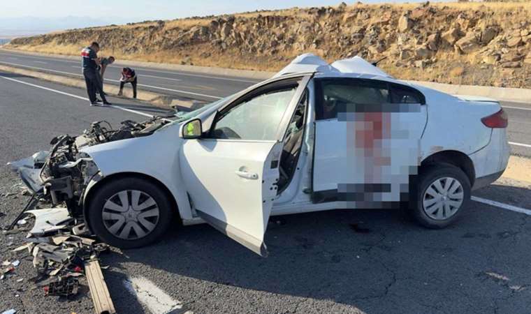 Elazığ- Bingöl kara yolunda kamyonete arkadan çarpan otomobilin sürücüsü öldü. Kamyonetin yaralı sürücüsü ise tedaviye alındı.